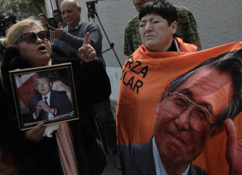 Simpatizantes de Alberto Fujimori despiden a su expresidente en las honras fúnebres en Lima, Perú. FOTO: Getty