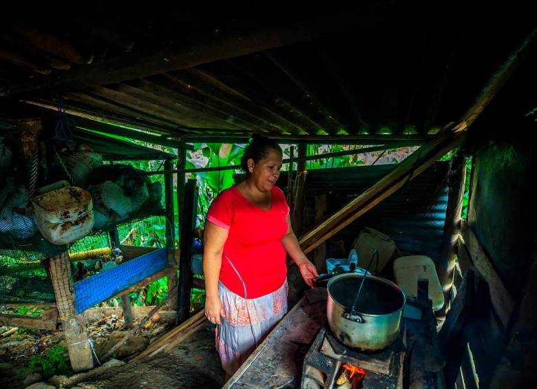 A Luz Deney y a su esposo les tocó hacerle remiendos a su casa ante el incumpliendo de su mejoramiento de vivienda nueva, porque se “escampaban más afuera que adentro”.