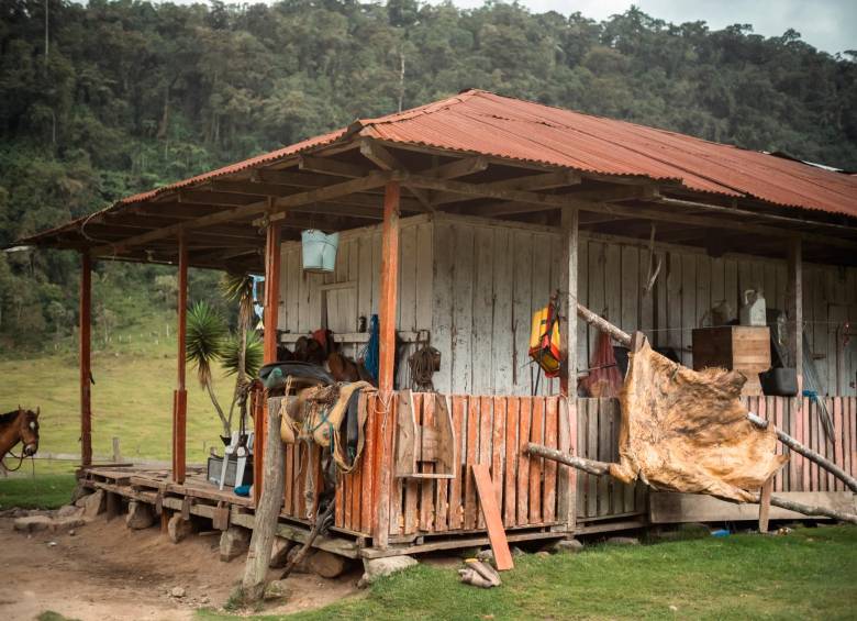 La casa de La Secreta se levanta justo en el cráter del Cerro volcán Machín, ubicado a más de cien kilómetros de Bogotá. Foto: Santiago Ramírez.