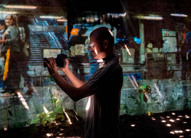 El artista Mauricio Carmona frente a la proyección de su obra en la Estación de la Sabana de Bogotá. Foto: Juanita González Cardona - Archivo Galería Santa Fe - Idartes