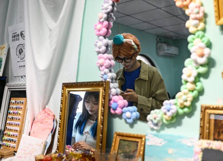 Feng Xinyu, de 19 años, es una de estas fans que prefieren el mundo de los videojuegos a la vida real. FOTO AFP