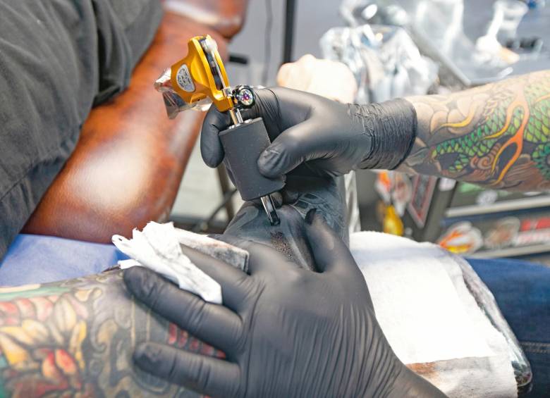 Angrymom: así es el estudio de un tatuador