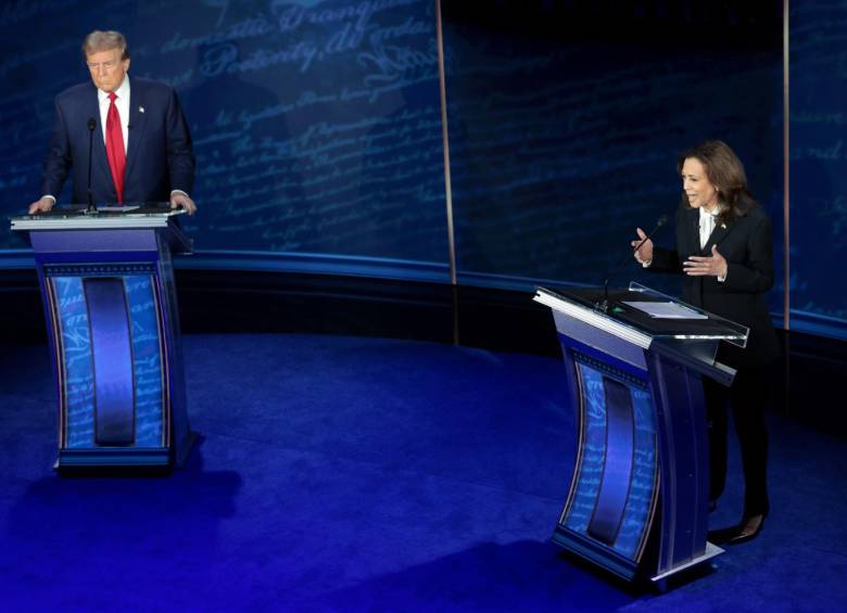 Donald Trump y Kamala Harris en medio de su debate presidencial. FOTO: AFP