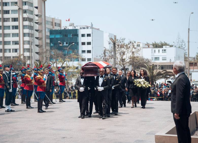 Alberto Fujimori es despedido con flores, fotografías y mensajes de cariño por la población peruana que lo apreciaba, especialmente simpatizantes de la derecha. FOTO: Getty