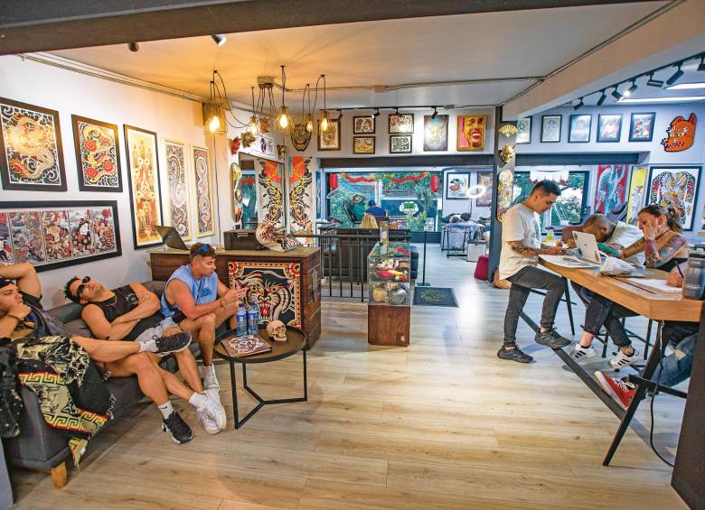 $!Angrymom: así es el estudio de un tatuador