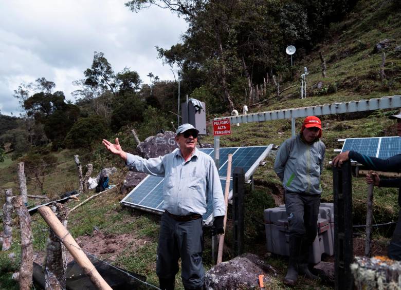 Los técnicos del SGC recorren las estaciones de monitoreo dispuestas en los departamentos del Tolima, Caldas y Risaralda. Foto: Santiago Ramírez.