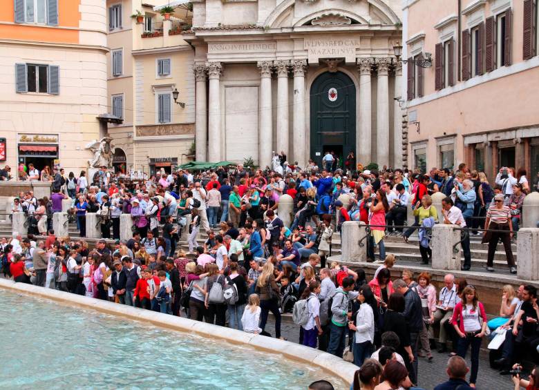 Las escaleras de la Fontana di Trevi son un caos por la cantidad de turistas que llegan allí a querer conocer el lugar y arrojar una moneda en la fuente. FOTO: EL COLOMBIANO