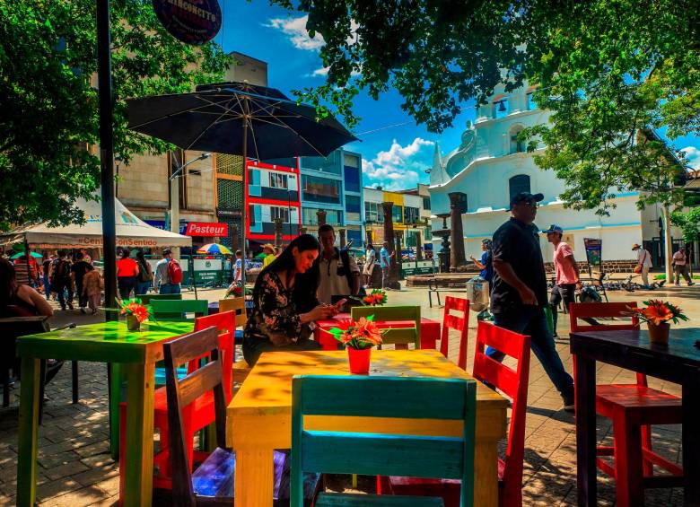 Los corredores de Plaza Botero y las cercanías a la iglesia La Veracruz se llenan de a poco de gastrobares y cafés. FOTOS ESNEYDER GUTIÉRREZ Y CAMILO SUÁREZ
