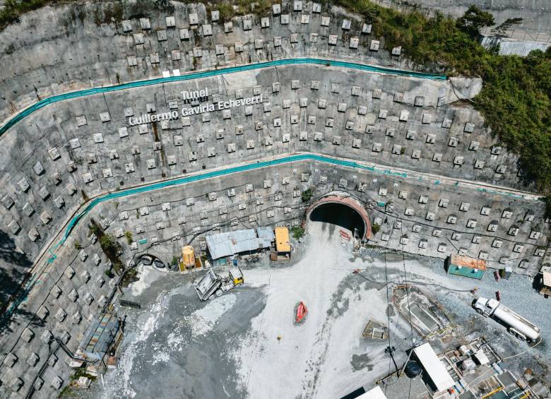 Arriba: Túnel Guillermo Gaviria Echeverri, que cruza por debajo del alto del Toyo, en la nueva autopista que se construye hacia el Urabá. Abajo: el municipio de Concepción, uno de los atractivos turísticos del oriente de Antioquia. FOTOS Juan Antonio Sánchez