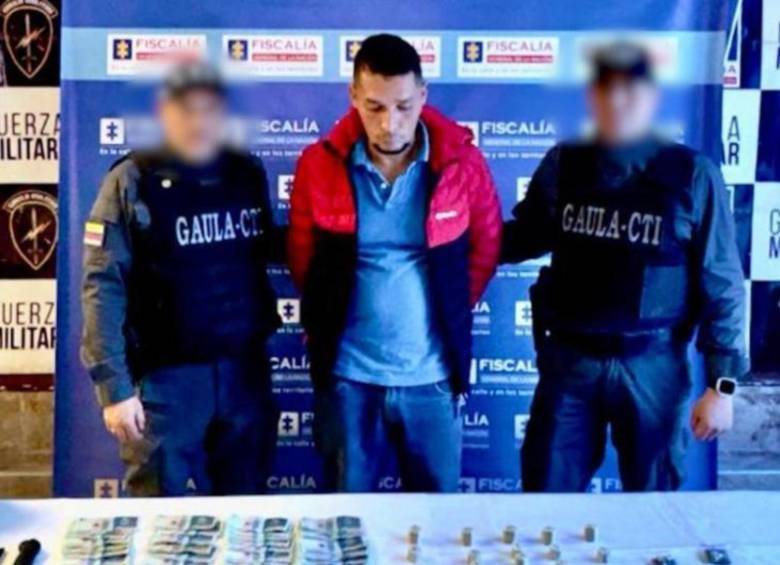 En un operativo entre la Fiscalía, el Gaula Militar y otras autoridades, capturaron a Jorge Eliecer Mendoza Zúñiga, presunto integrante del Tren de Aragua que extorsionaba comerciantes en Bogotá. FOTO: FISCALÍA SECCIONAL DE BOGOTÁ