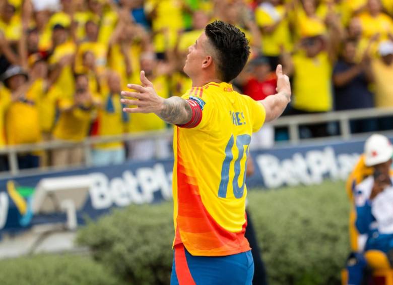 James Rodríguez celebrando con el público colombiano la victoria ante Argentina. FOTO: JUAN ANTONIO SÁNCHEZ 