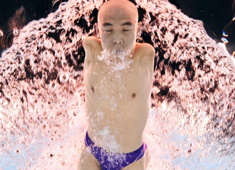 El nadador logró un nuevo récord mundial en los 50 metros con un tiempo asombroso de 29.33 segundos. FOTO: Getty