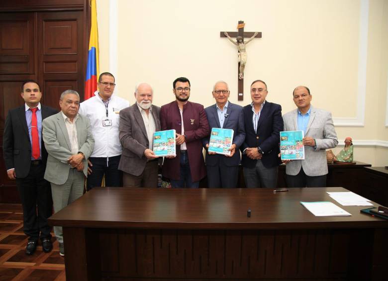 Momento en el que desde el Ministerio de Salud radicaron la reforma a la salud ante en Gobierno Nacional. FOTO: MINISTERIO DE SALUD