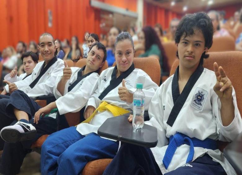 Participantes del programa Sindis tras una presentación en las instalaciones del Politécnico. FOTO: Cortesía
