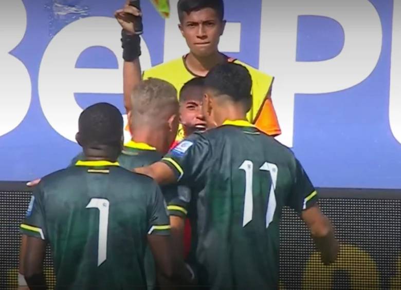 Momento en el que todos los jugadores, entre ellos, Ariel Roa, le fueron a alegar al juez de línea. FOTO: CAPTURA VIDEO REDES SOCIALES