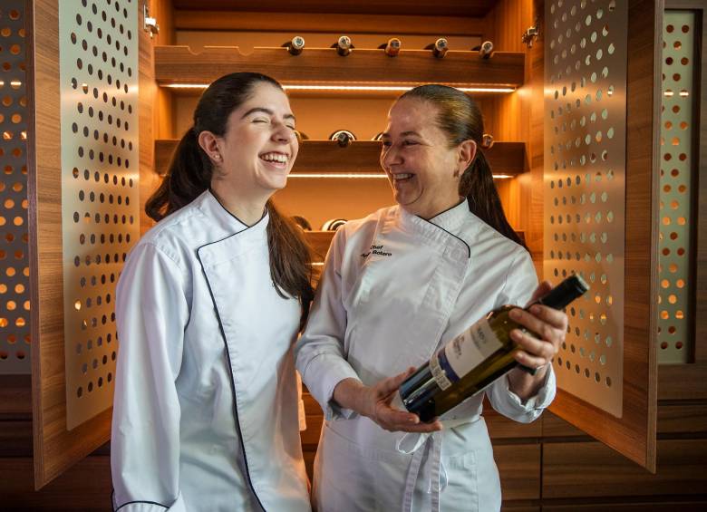 María Camila y Anita revisan la cava de vinos. FOTO Carlos Velásquez