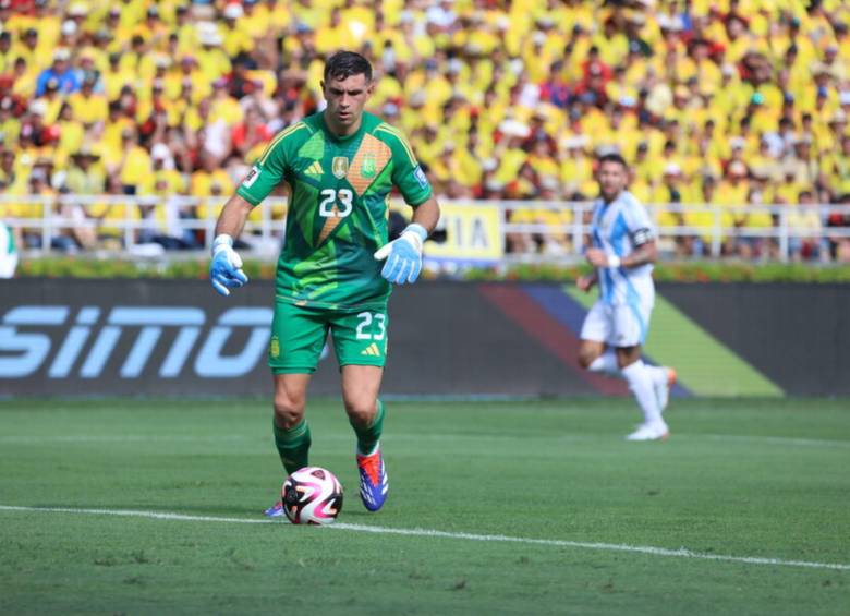 La Fifa ya estaría indagando al comisario de campo por la agresión de “Dibu” Martínez a un camarógrafo. Foto: Colprensa