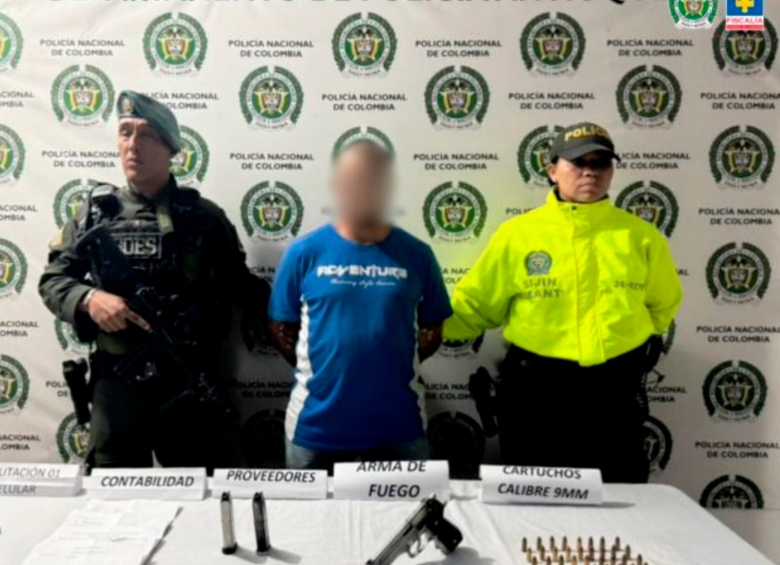 Alias Catalino fue presentado por las autoridades junto con el arma que le cogieron. FOTO CORTESÍA POLICÍA