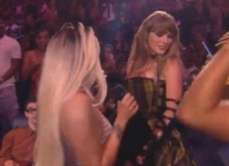 Karol G bailando con Taylor Swift en los premios de MTV. FOTO: CAPTURA VIDEO MTV