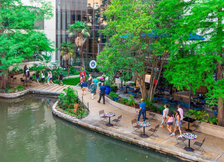 San Antonio, en Texas, también ofrece planes para la familia, entre ellos los parques de diversiones y otros más relajados como el Paseo del Río. Foto: Shutterstock