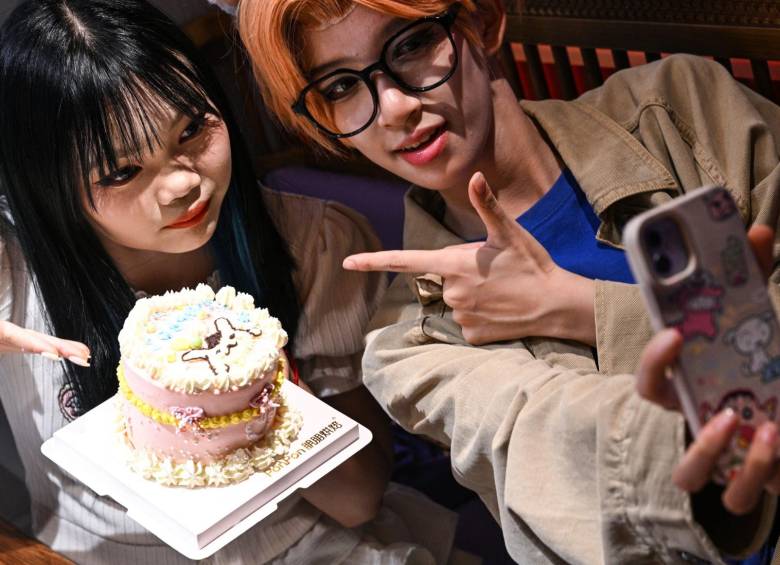 Los jugadores de “Light and night, como Feng Xinyu, han forjado lazos emocionales muy fuertes con los personajes, por eso el negocio de citas cosplay es un éxito. FOTO AFP