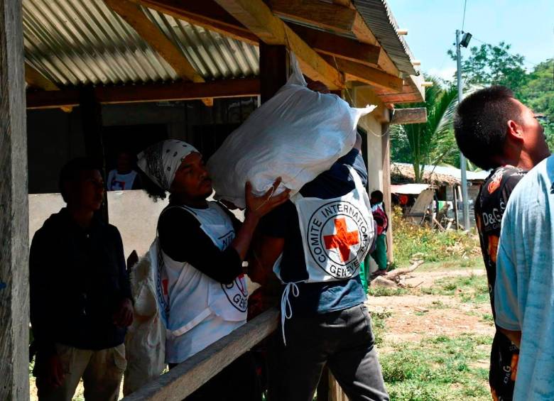 Los habitantes del resguardo Indígena Po, de Segovia, se mostraron agradecidos por la entrega de estos alimentos. FOTO: CORTESÍA CICR