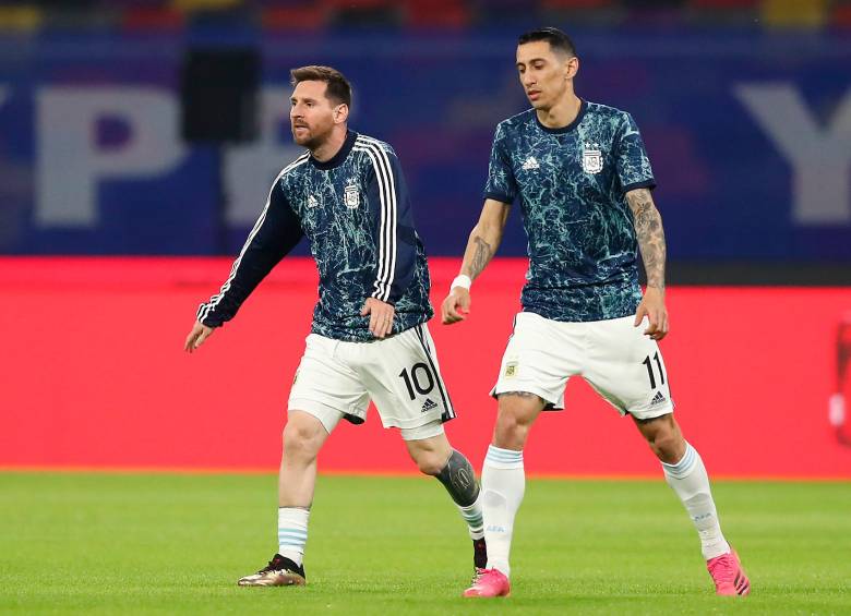 En la imagen aparecen Lionel Messi y Ángel Di María, dos referentes que no estarán con Argentina en la próxima fecha de las Eliminatorias, en las que enfrentarán a Chile y a Colombia. FOTO getty