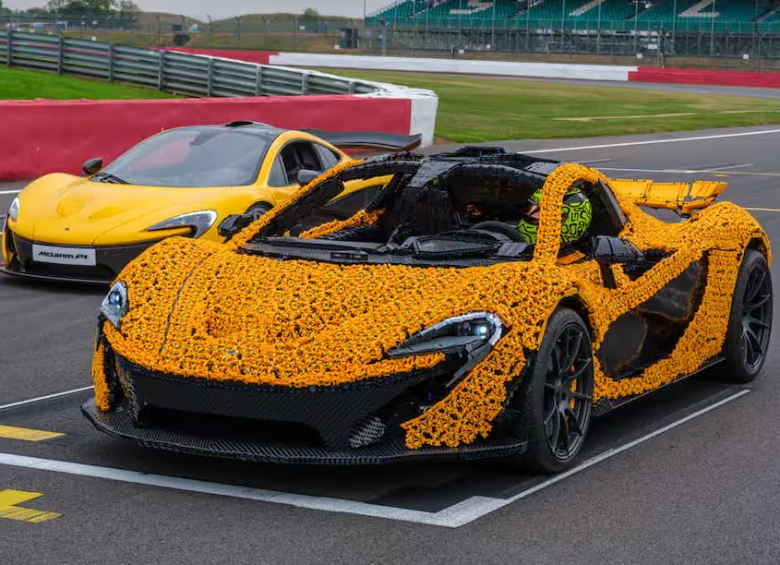 Este modelo rinde un homenaje al icónico McLaren P1, un carro híbrido que revolucionó la industria automotriz. FOTO: LEGO