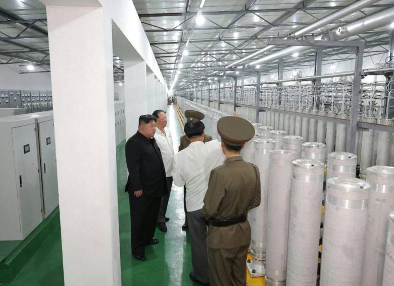 Kim Jong-Un estuvo acompañado de militares en su visita. Foto: AFP