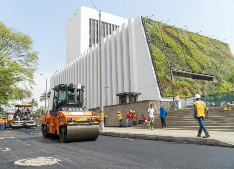 Pavimentación en el centro de Medellín, en la mezcla se empleó el equivalente a 200.000 tapas de bebidas. FOTO cORTESÍA