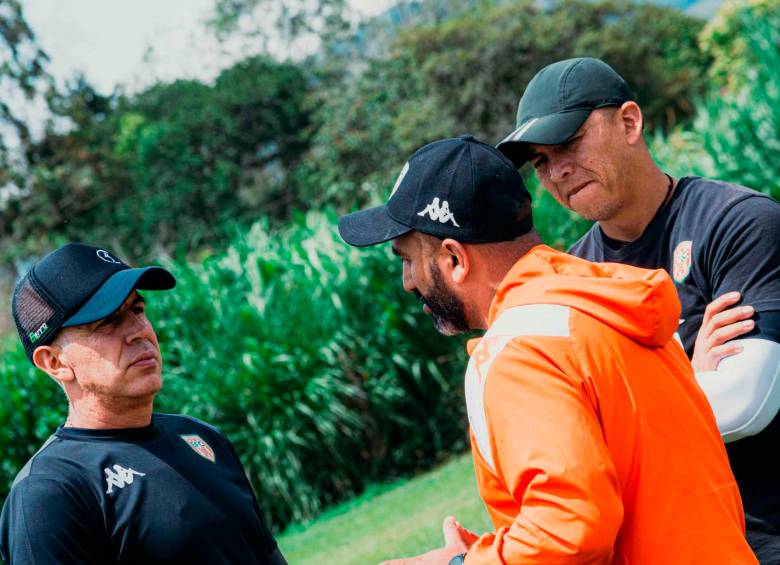 Andrés Orozco junto a sus compañeros de cuerpo técnico, planificando el entrenamiento previo al duelo ante Jaguares.FOTO CORTESIA ENVIGADO FC