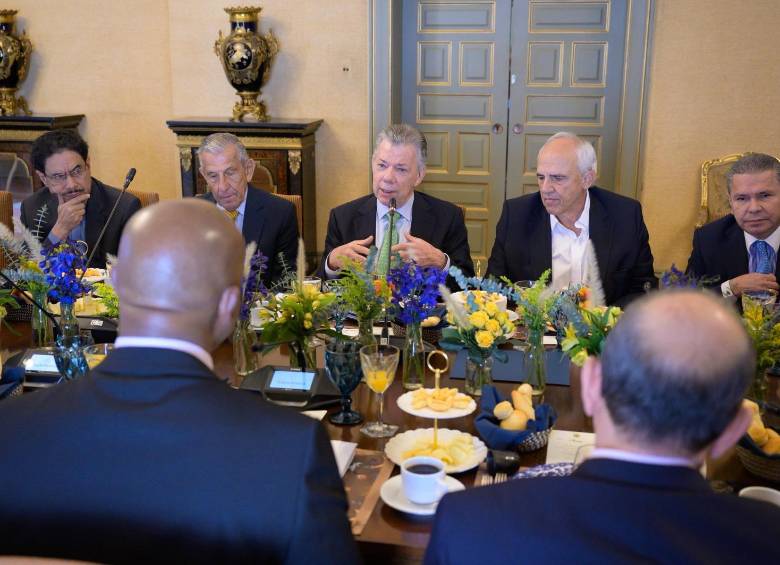 Solo los expresidentes Juan Manuel Santos y Ernesto Samper asistieron a la reunión de la Comisión Asesora de Relaciones Exteriores donde se discutirá la postura del país ante la crisis de Venezuela. 