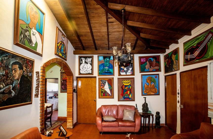 En su casa de Rionegro, los hijos de Carlos Castro Saavedra atesoran los libros, las pinturas y los objetos que el poeta reunió a lo largo de su vida. Llamada La voz del viento, la finca fue el espacio en el que el autor escribió buena parte de sus versos.