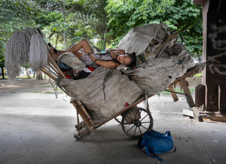 $!<b>La Cenicienta</b>. En lugar de una carroza como en el cuento original, Cenicienta se acuesta sobre una carretilla cargada de reciclaje. Su realidad refleja los desafíos urbanos en una ciudad donde los sueños a menudo se mezclan con la lucha diaria por sobrevivir.