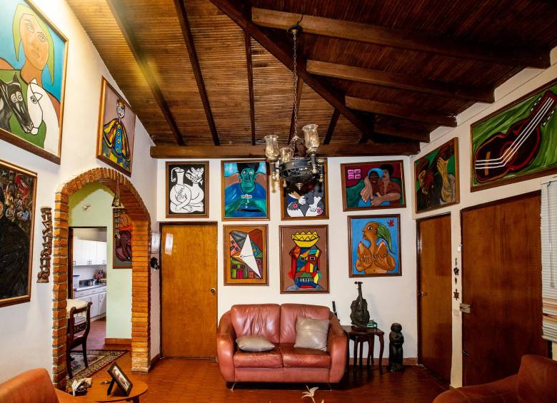 En su casa de Rionegro, los hijos de Carlos Castro Saavedra atesoran los libros, las pinturas y los objetos que el poeta reunió a lo largo de su vida. Llamada La voz del viento, la finca fue el espacio en el que el autor escribió buena parte de sus versos.