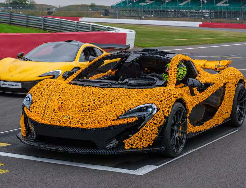 Este modelo rinde un homenaje al icónico McLaren P1, un carro híbrido que revolucionó la industria automotriz. FOTO: LEGO