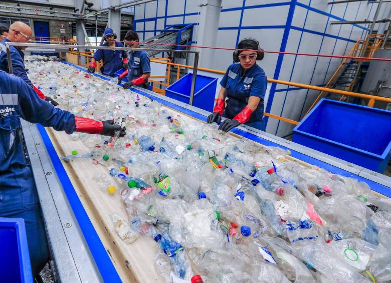 La planta de Enka en Girardota, norte del Valle de Aburrá, tiene capacidad para transformar las botellas de PET en resina apta para contacto con alimentos, es decir para volver a fabricar envases para bebidas. Está certificada por Invima y la Administración de Alimentos y Medicamentos de EE. UU. FOTO Jaime Pérez