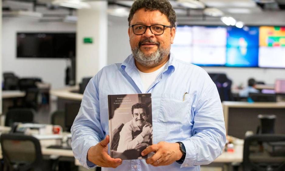 El profesor Gustavo Arango con su libro sobre García Márquez en inglés. Foto: Esneyder Gutiérrez.