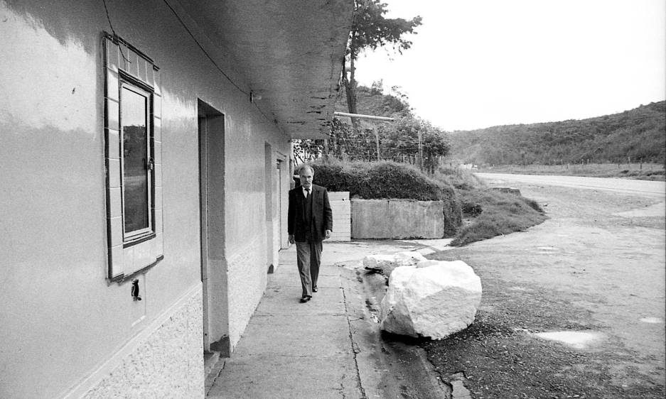 Santa Rosa de Osos, 8:00 de la mañana, camino a Yarumal, misma celebración. Dice Jairo Osorio, el fotógrafo: “Nos pasamos todo abril de 1993 festejándolo”.