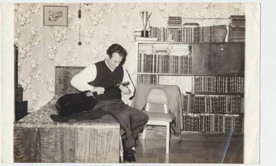 Esta foto es del archivo familiar Mejía Echeverría, la tiene enmarcada la hija de Manuel, Valeria Mejía. Ella dice que la encontró y es muy posible que poco se haya visto. Foto: Archivo familiar.