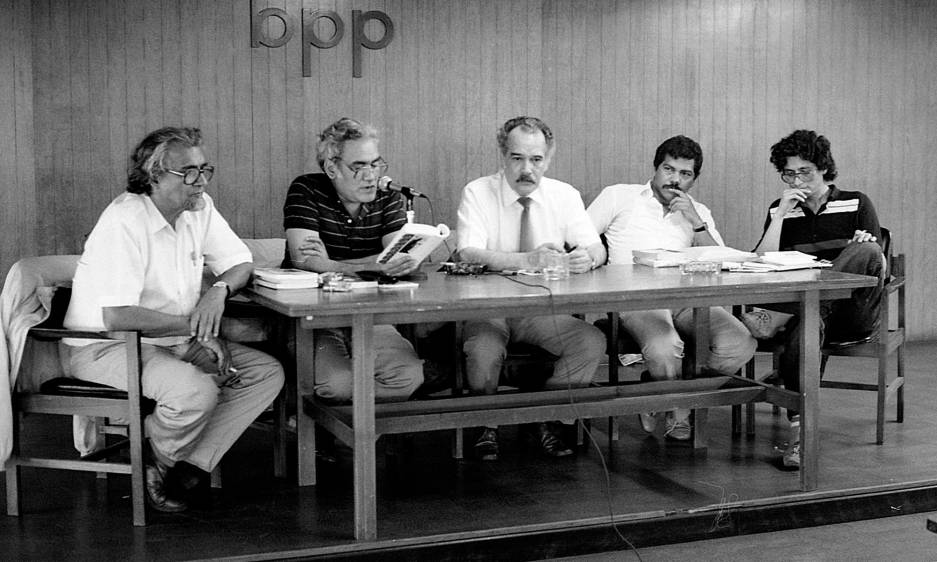 Una foto de Manuel Mejía Vallejo en la Biblioteca Pública Piloto. Foto de Jairo Osorio, del libro iconográfico que pronto publicará sobre el autor, Manuel revelado.