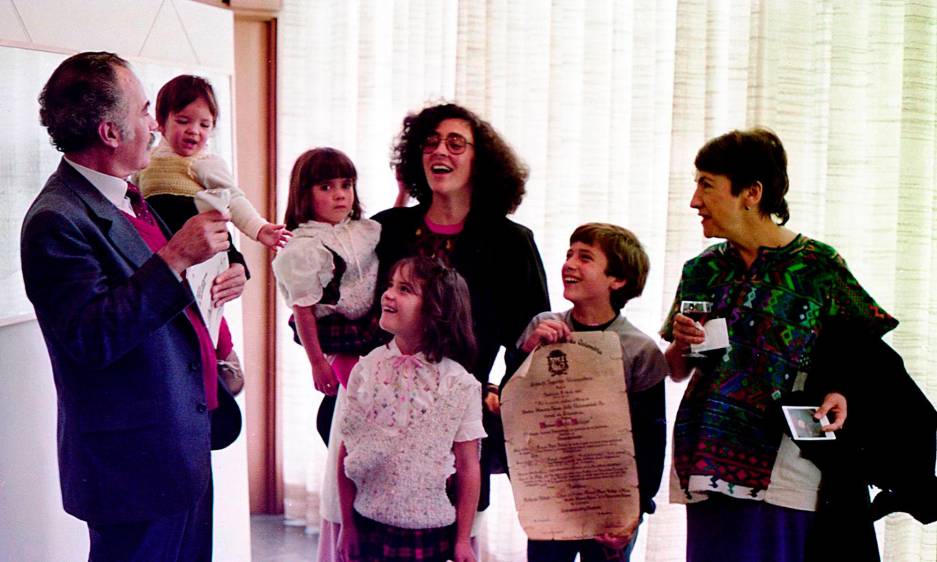 Manuel Mejía con su familia: Valeria, Adelaida, María José, Pablo Mateo y su esposa entonces, Dora Luz, y su suegra, la artista Dora Ramírez. Foto: Jairo Osorio.