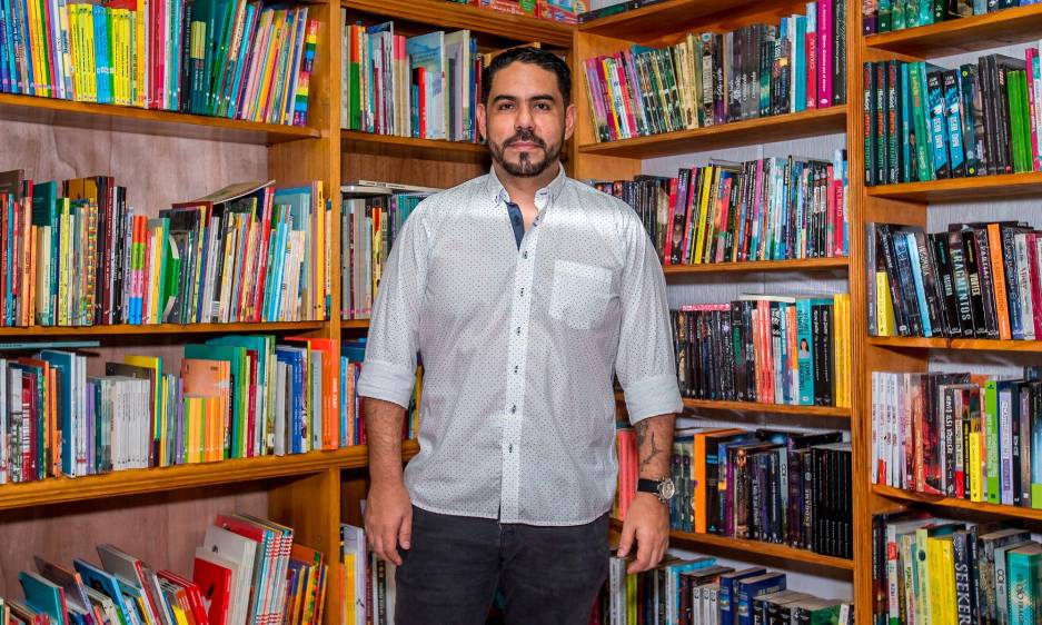 El librero Rodnei Casares hizo un mapa de las librerías de Medellín. Foto Juan Antonio Sánchez