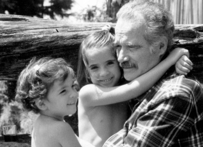 $!Manuel Mejía con sus hijas Adelaida y Valeria.