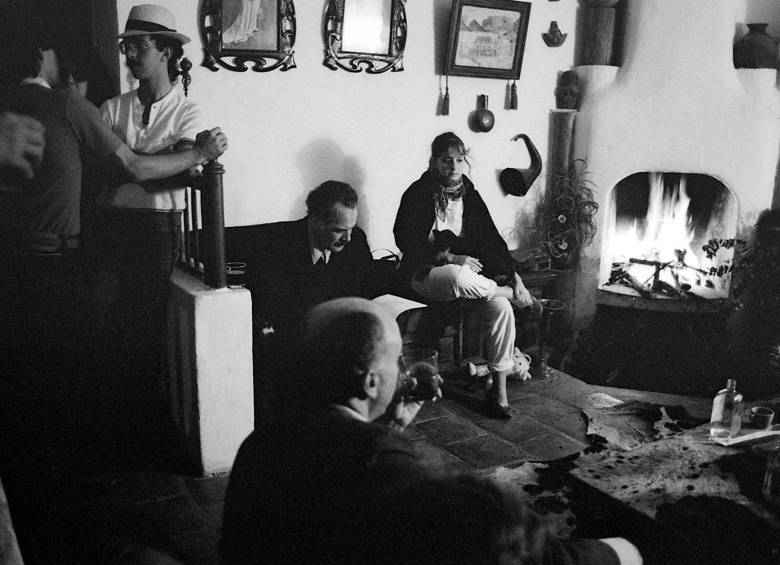 $!Foto de Jairo Osorio en la que se ve a Manuel en Ziruma con varios de sus amigos. Era muy común que recibiera a sus amigos en la finca. La imagen hará parte del libro iconográfico Manuel revelado.