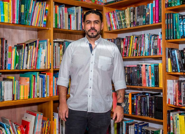 $!El librero Rodnei Casares hizo un mapa de las librerías de Medellín. Foto Juan Antonio Sánchez