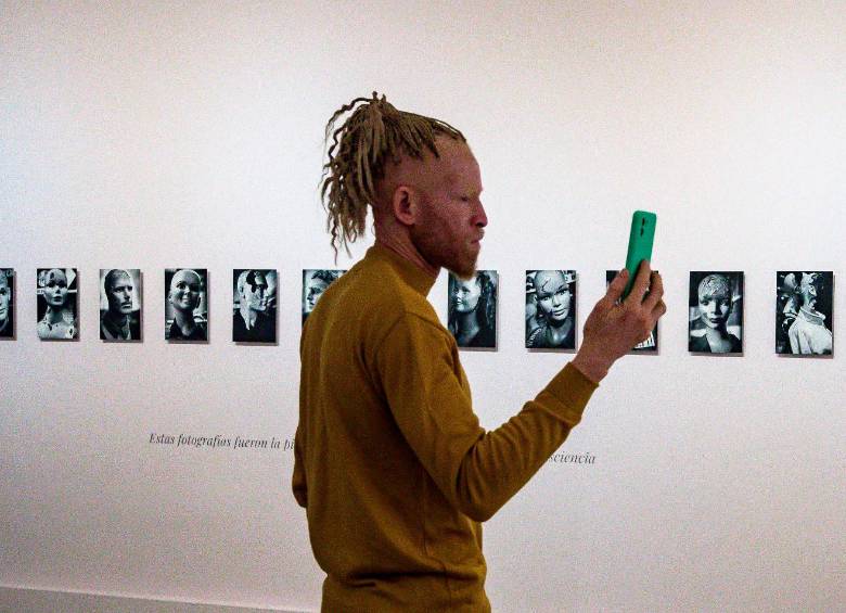 Vicente Moreno, uno de los colaboradores de la obra Bocas de Ceniza durante la exposición Cuando la muerte empezó a caminar por aquí, de Juan Manuel Echavarría. Foto Jaime Pérez Munevar.
