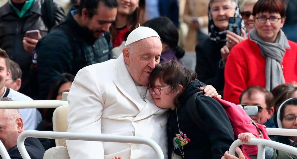 El Vaticano informó que, a finales de marzo, el Papa “tuvo que someterse a controles médicos en la jornada debido a que en los últimos días se quejaba de dificultades respiratorias”, que se suman a su problema de rodilla. FOTO getty
