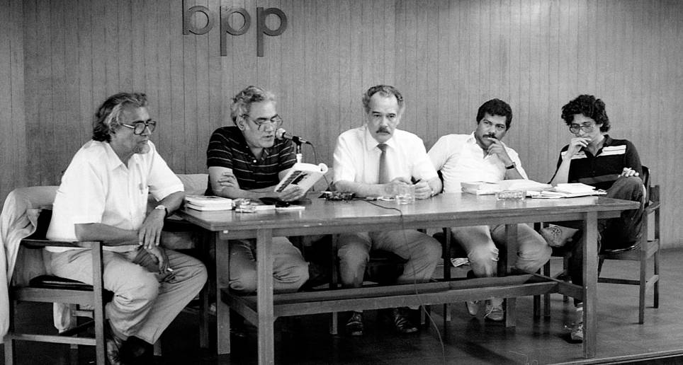 Una foto de Manuel Mejía Vallejo en la Biblioteca Pública Piloto. Foto de Jairo Osorio, del libro iconográfico que pronto publicará sobre el autor, Manuel revelado.