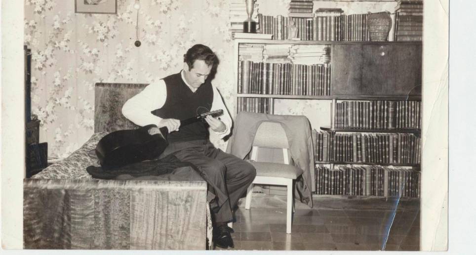 Esta foto es del archivo familiar Mejía Echeverría, la tiene enmarcada la hija de Manuel, Valeria Mejía. Ella dice que la encontró y es muy posible que poco se haya visto. Foto: Archivo familiar.